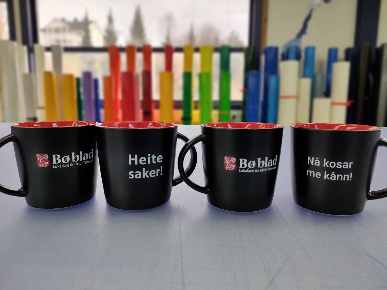 Svarte profilkrus med logo og tekst