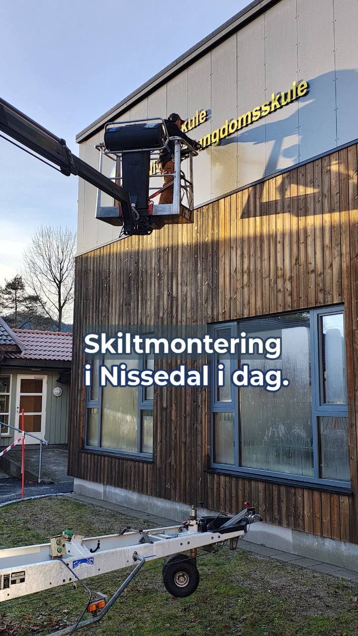 Montering av fasadeskilt i Nissedal