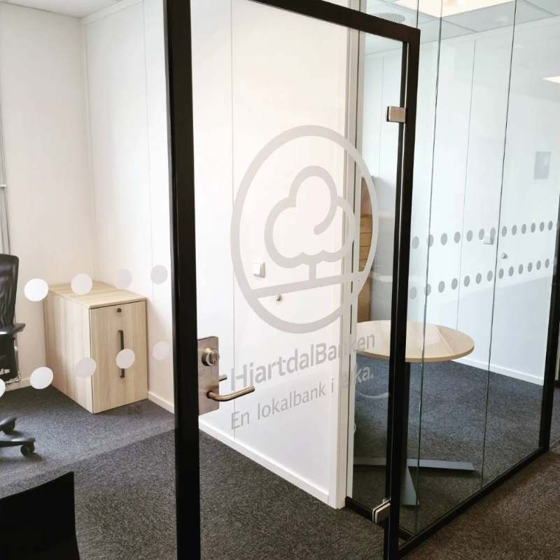Hjartdalbanken — glassdekor